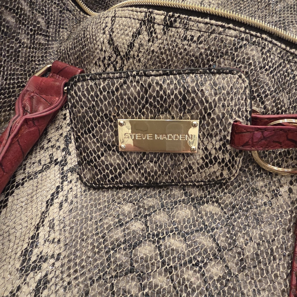 Steve Madden XLarge Stylish Snakeskin Patterned Travel bag with Red Accents - Picture 3 of 10